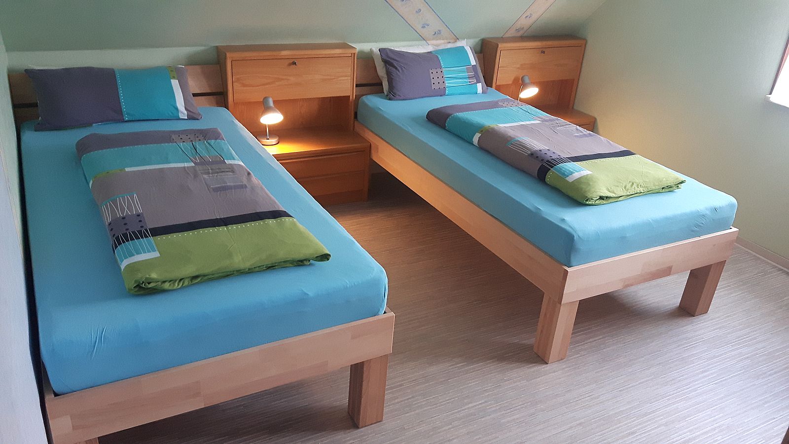 Schlafzimmer groß: Betten in Ferienwohnung Sachsenheim-Hohenhaslach (Bild 1)